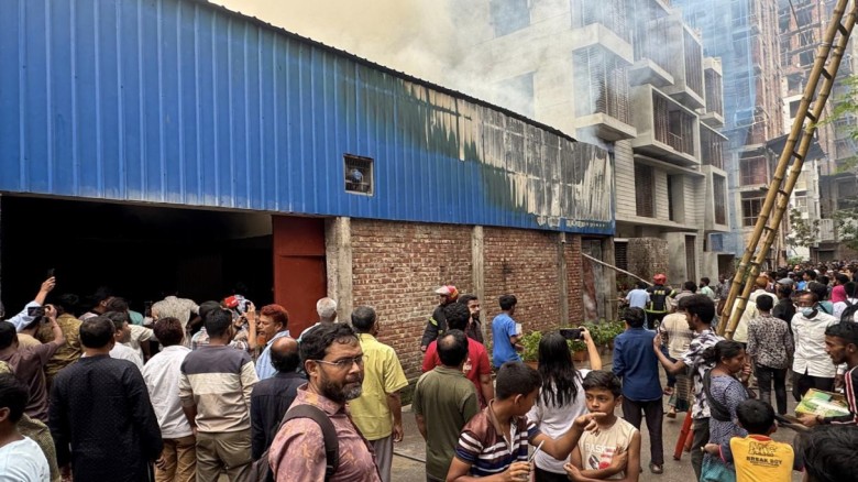 বগুড়ায় খেজুর গুদামে ভয়াবহ আগুন: গাড়িসহ ভস্মীভূত কোটি টাকার মালামাল...