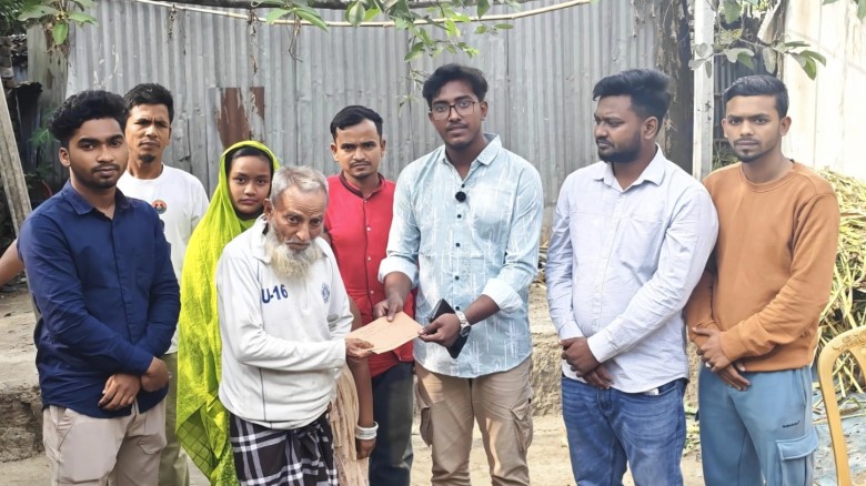 বগুড়ায় পকেট খরচের টাকা বাঁচিয়ে দুই শিক্ষার্থীর পাশে দাঁড়ালেন ছাত্রদল নেতা...