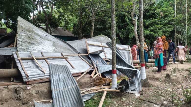 কালিয়ায় স্কুল ভবনের ওপর নারিকেল গাছ উপড়ে পড়ে শিক্ষার্থীসহ আহত বেশ কয়েকজন, একজনের অবস্থা আশঙ্কাজনক...