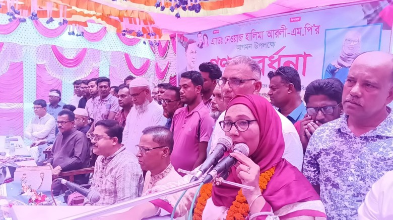মাগুরার শ্রীপুরে মহিলা এম পি অ্যাডভোকেট নেওয়াজ হালিমা আরলীকে