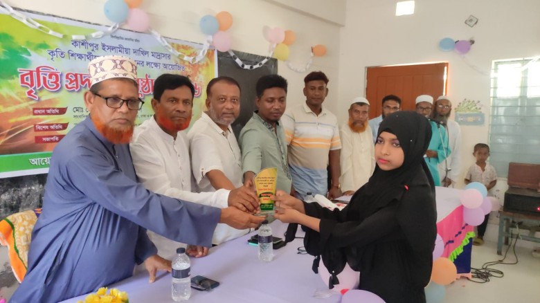 সাতক্ষীরার তালায় মেধাবী শিক্ষার্থীদের মাঝে বৃত্তি ও ক্রেস্ট 
