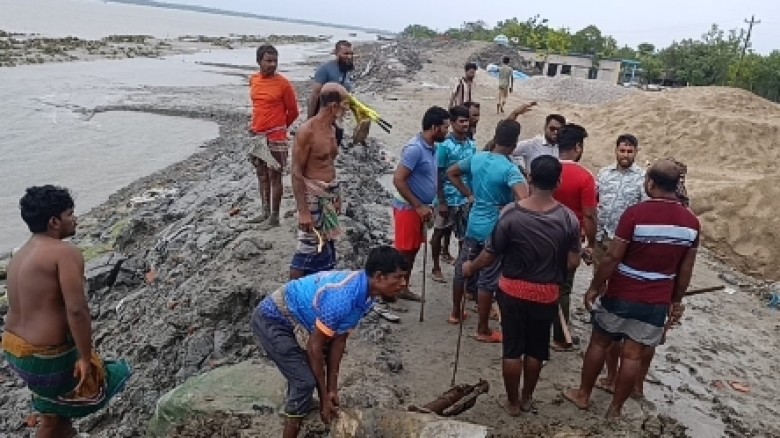 সাতক্ষীরার শ্যামনগর উপকুল রক্ষা বাঁধ থেকে ১২টি নাইনটি অপসারিত...