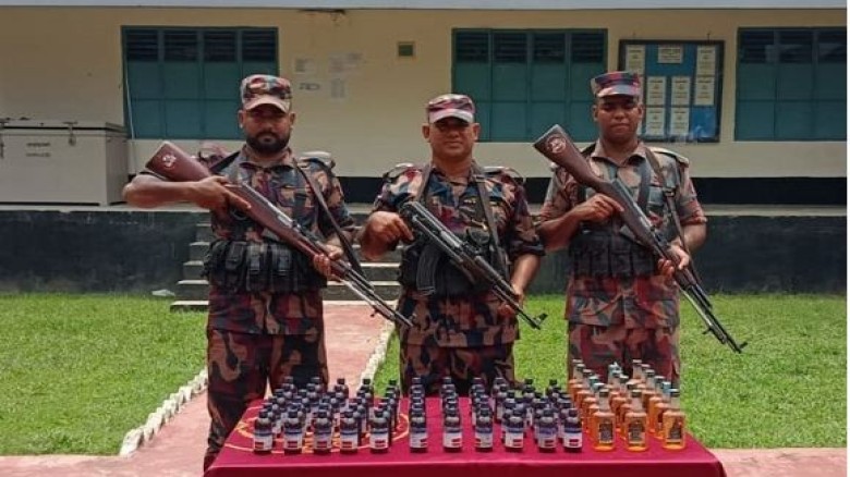 যশোর সীমান্তে বিজিবির অভিযান, মদ ও চোরাচালানি মালামাল জব্দ