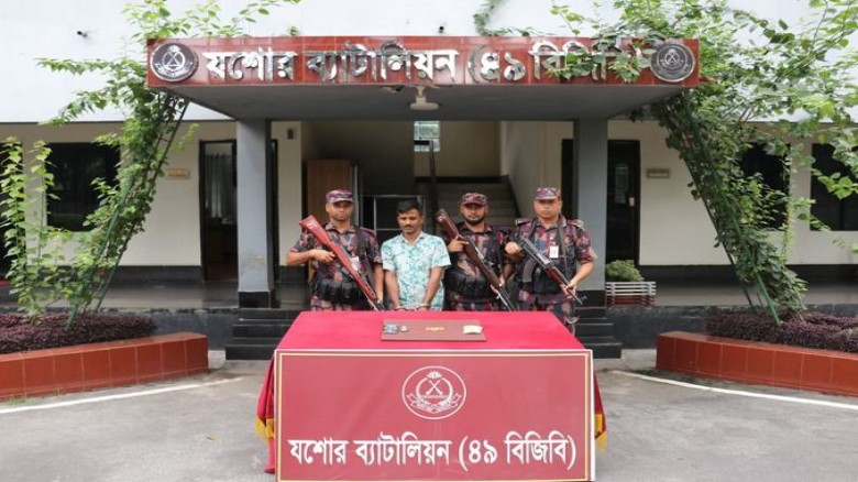 যশোরে ১ কোটি ৪০ লাখ টাকার স্বর্ণের বারসহ পাচারকারী আটক: ভারত