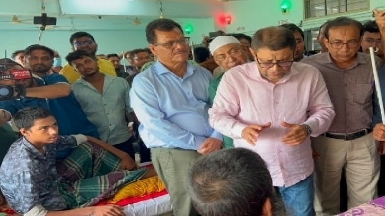 সাতক্ষীরায় স্বাস্থ্য মন্ত্রীর আকস্মিক পরিদর্শনে  দুই চিকিৎসকসহ বরখাস্ত তিন