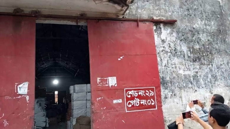 বেনাপোল বন্দরে পণ্য পাচারের অভিযোগে ২৯ নম্বর শেডের দুই ইনচার